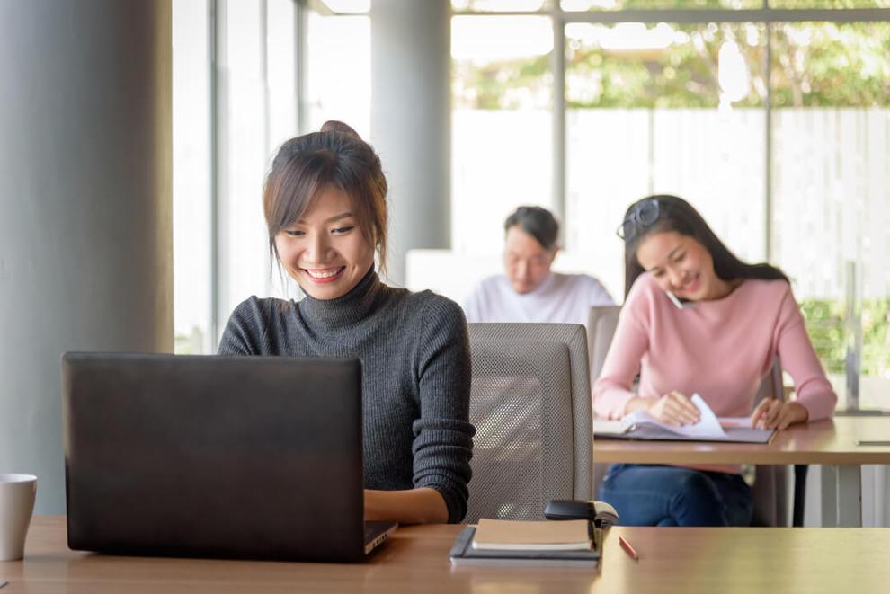 mujer trabajando en la oficina