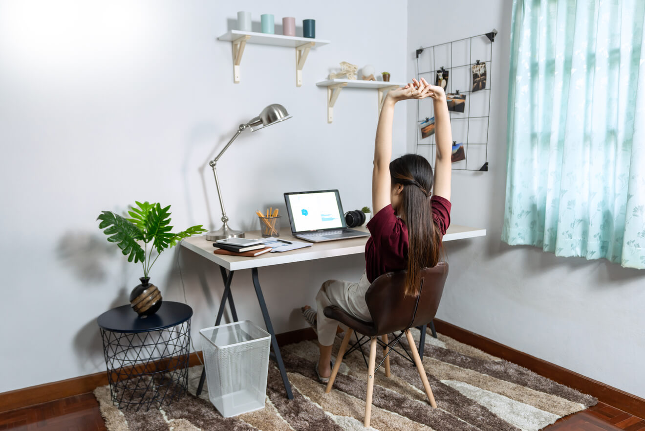 mujer teletrabajando desde casa