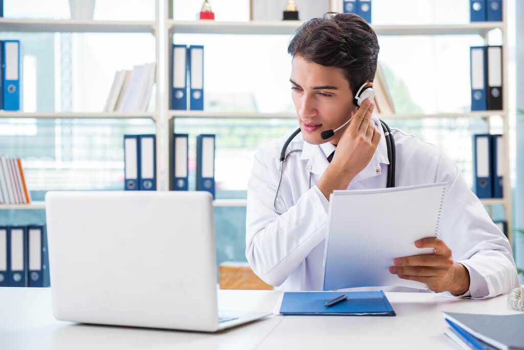 medico realizando una videoconsulta