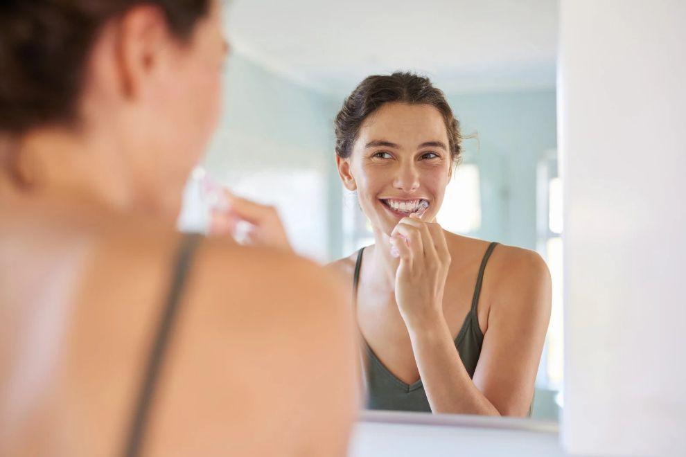 Higienista bucodental de Sanitas recomendando hábitos de prevención y técnica de cepillado a un paciente