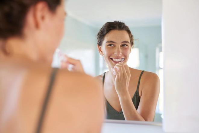Higienista bucodental de Sanitas recomendando hábitos de prevención y técnica de cepillado a un paciente