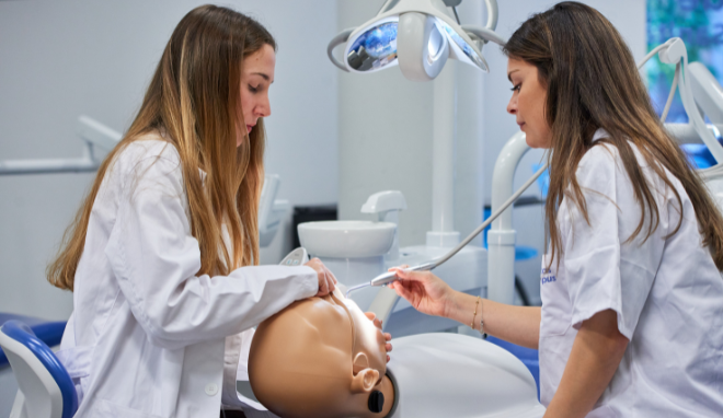 Prácticas garantizadas en las Clínicas Dentales de Sanitas