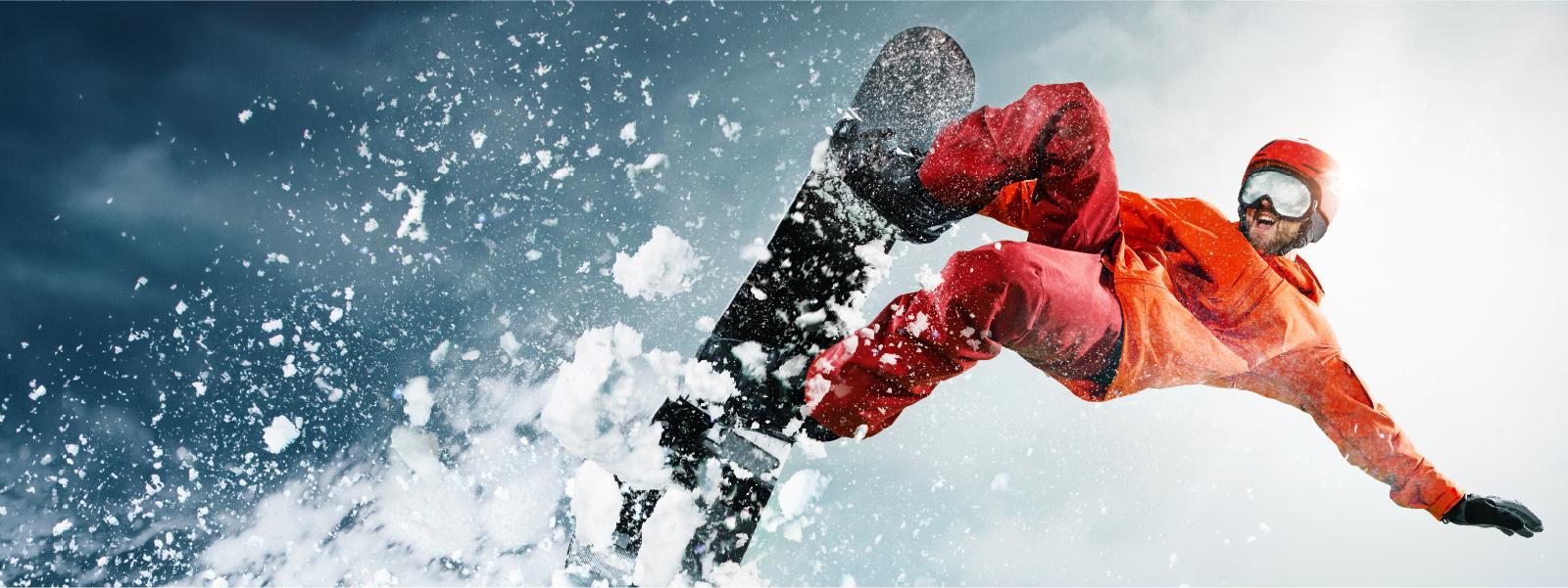 Persona haciendo snowboard