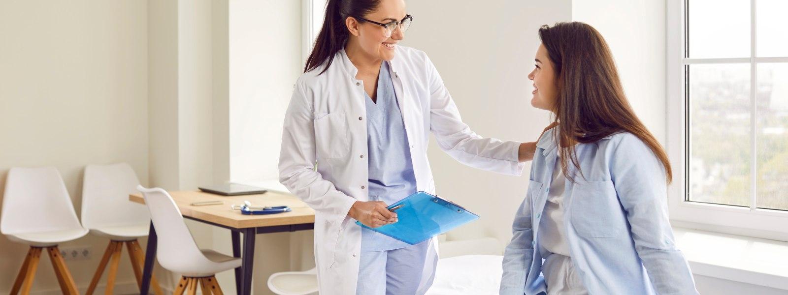 Mujer con doctora en consulta de mamografía