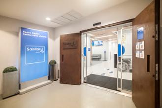 Entrada del centro médico Reina Victoria