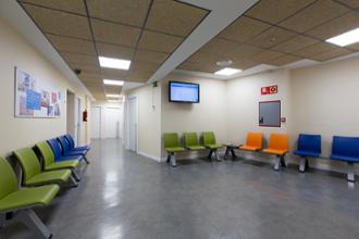 Sala de espera en el centro médico Conde Duque