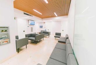 Sala de espera en el centro médico Nicasio Gallego