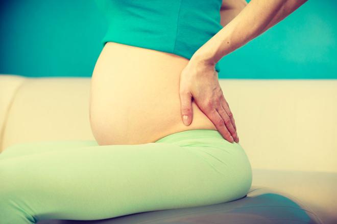 ¿Cómo afecta la desviación de la espalda en el embarazo?