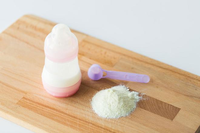 ¿Cómo debo incorporar la leche artificial?