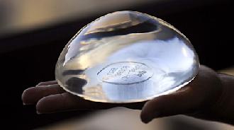 implantes mamarios riesgos