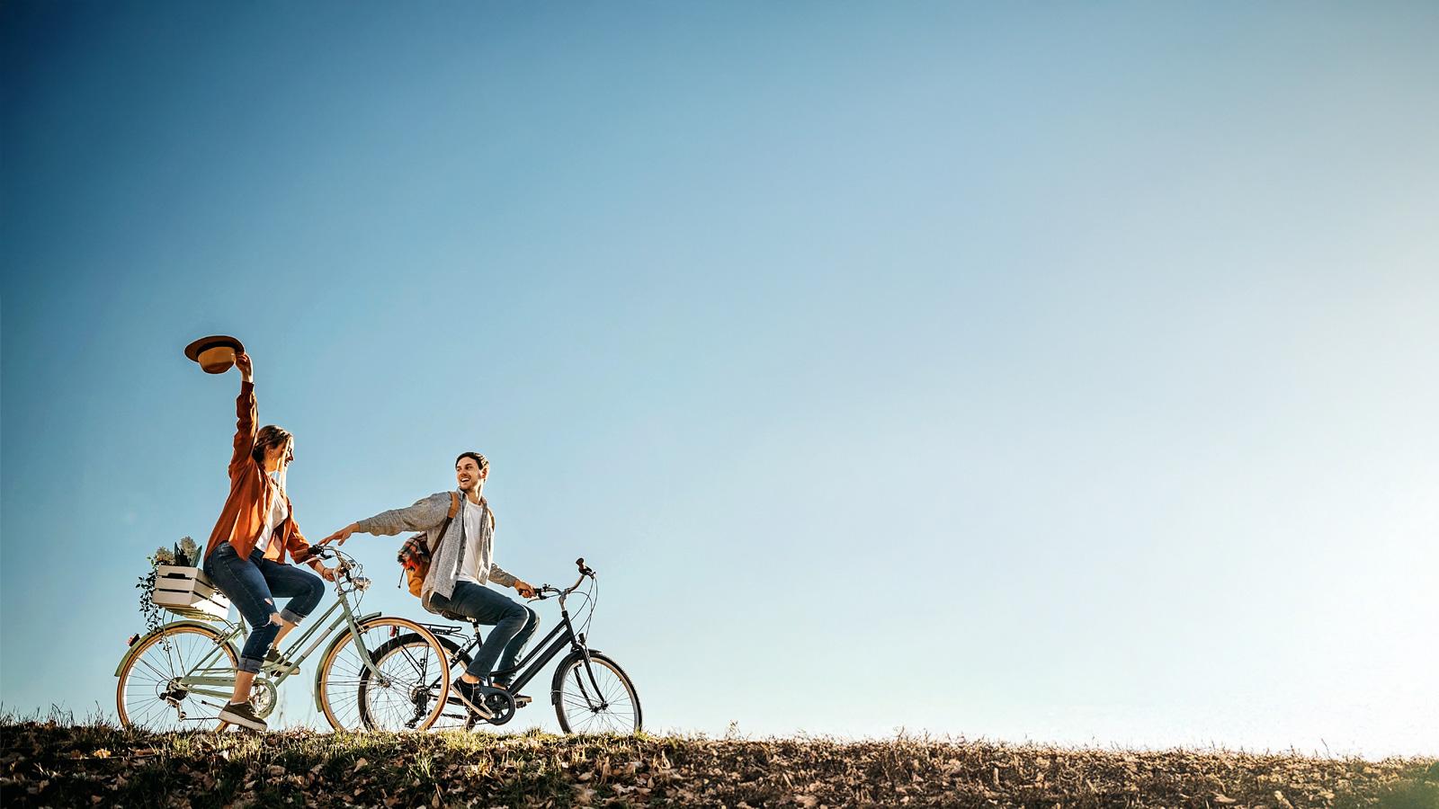 pareja joven montando en bicicleta