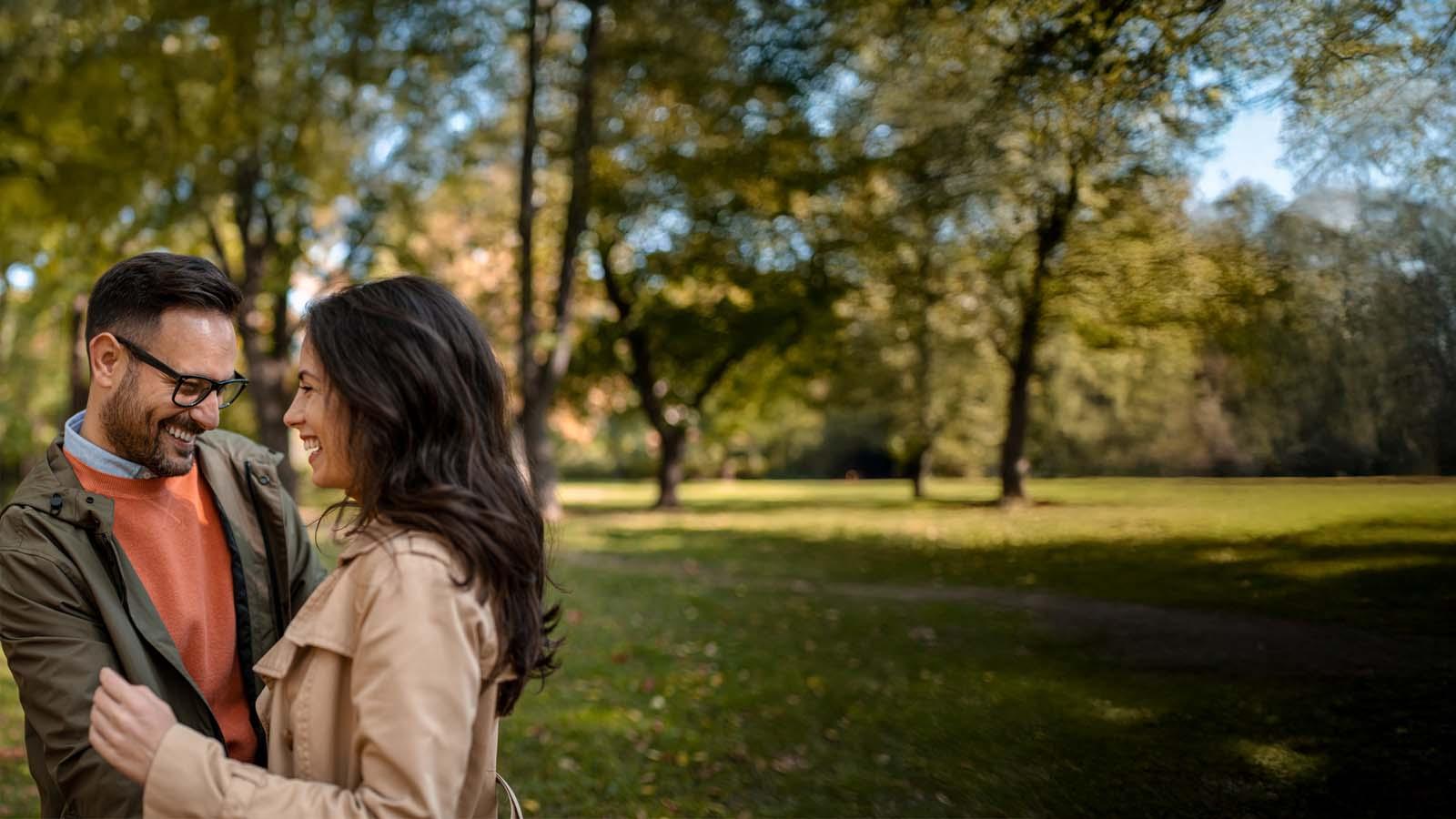 pareja joven abrazados