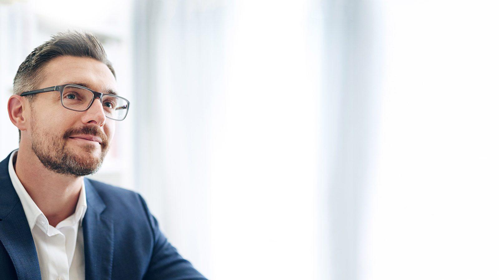 hombre joven con gafas