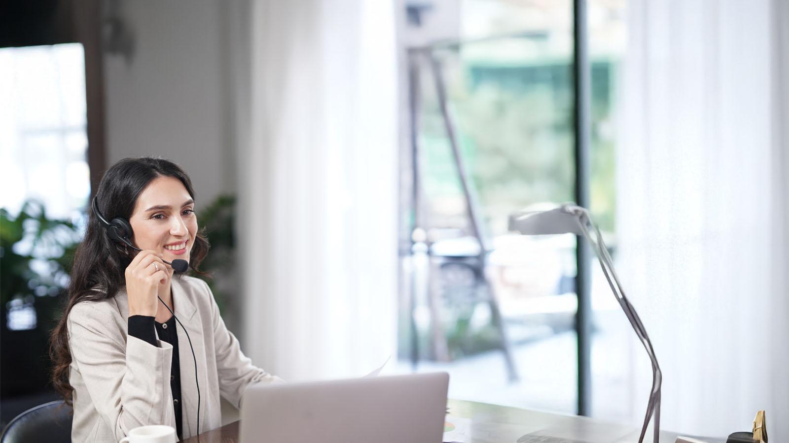 mujer con cascos frente al ordenador