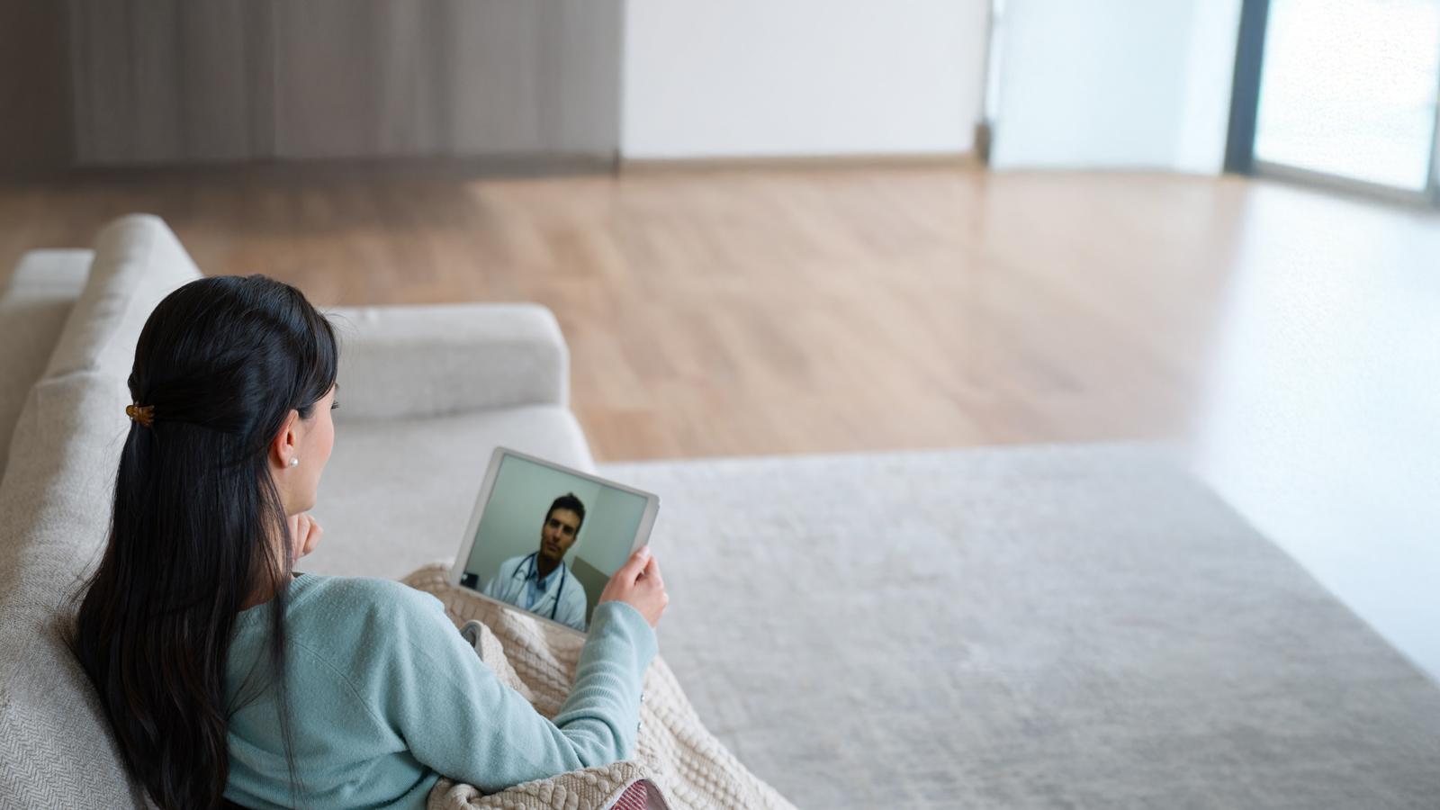 mujer haciendo videoconsulta