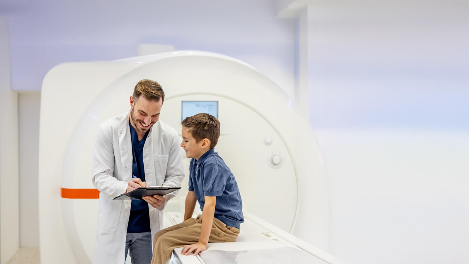 médico con un niño