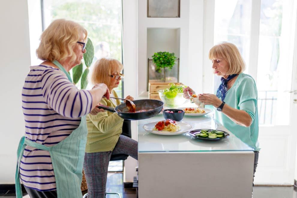 Mujeres adultas mayores comiendo