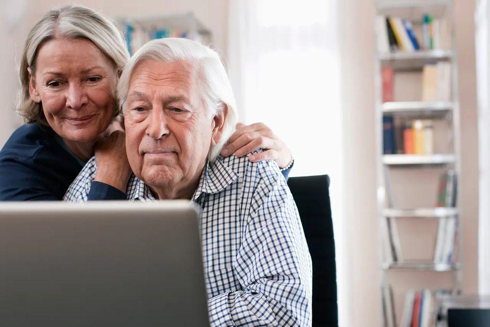 Pareja mayor usando un portátil