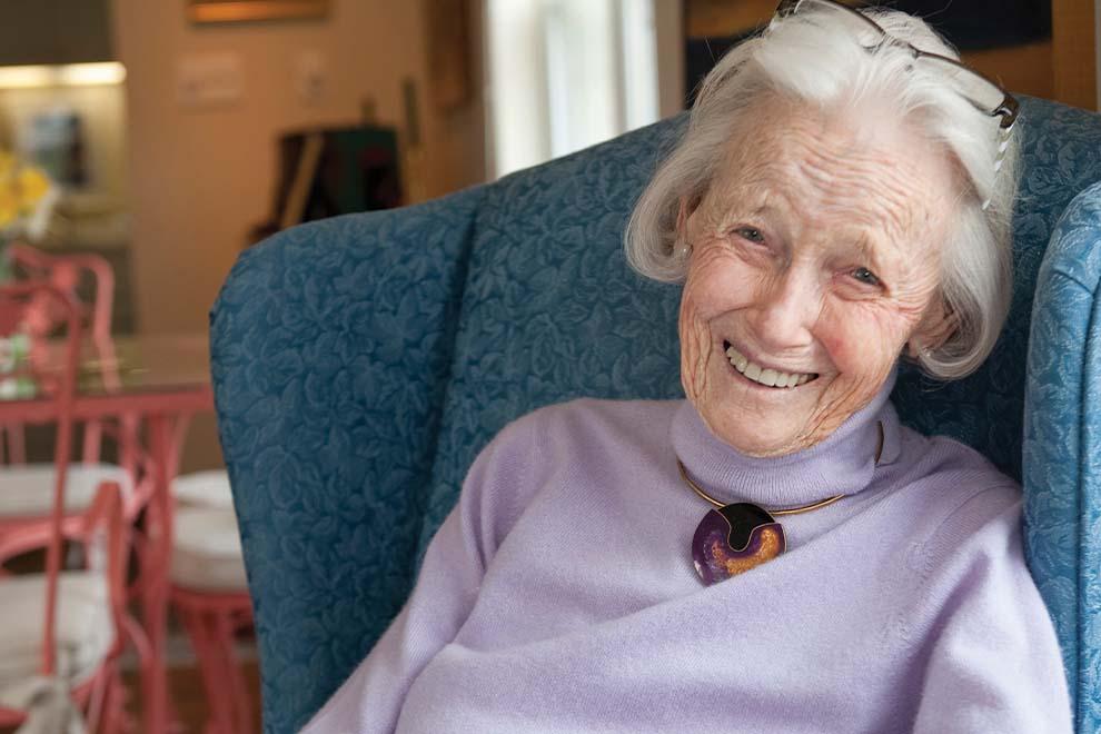 señora mayor sentada en una butaca