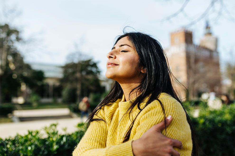 mujer respirando meditando