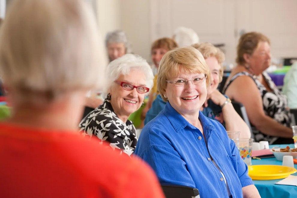 mujeres mayores sonriendo