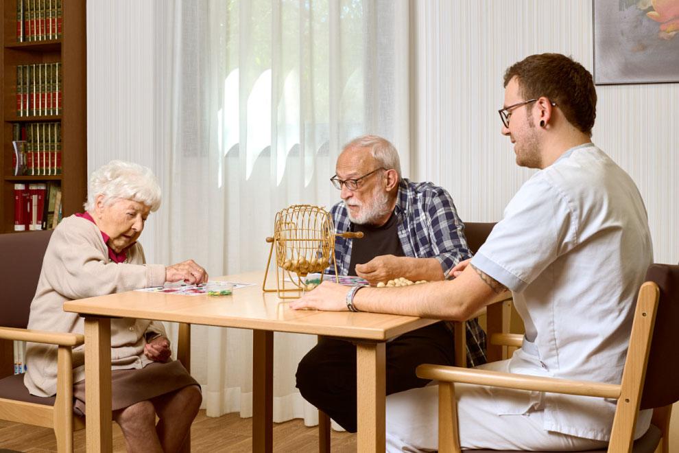 Ancianos jugando a bingo en centro de día