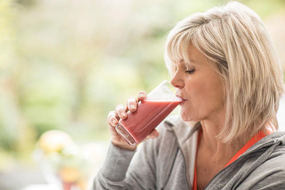 persona con bebida fría