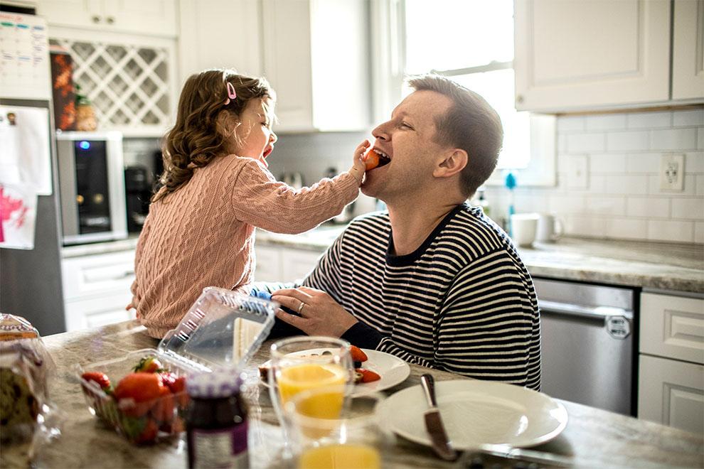 persona comiendo fruta