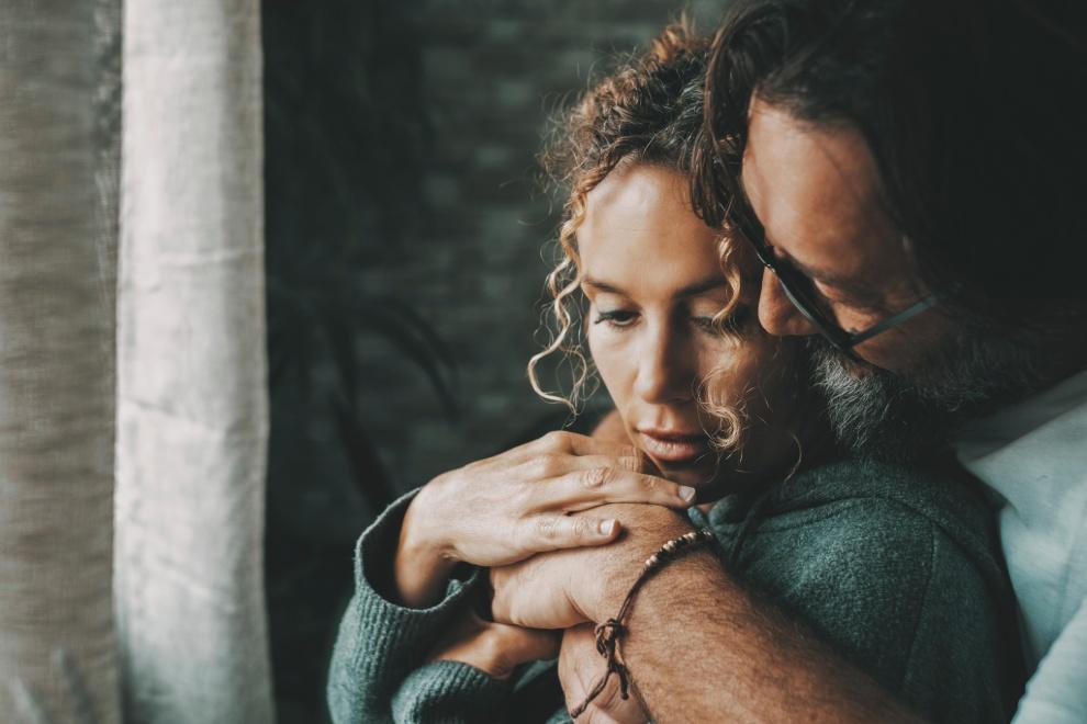 pareja abrazada