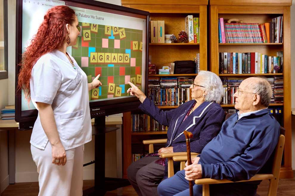 Ancianos y enfermera juego envejecimiento activo