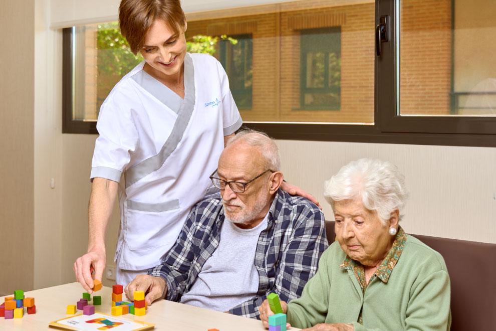 Enfermera y anciano envejecimiento activo