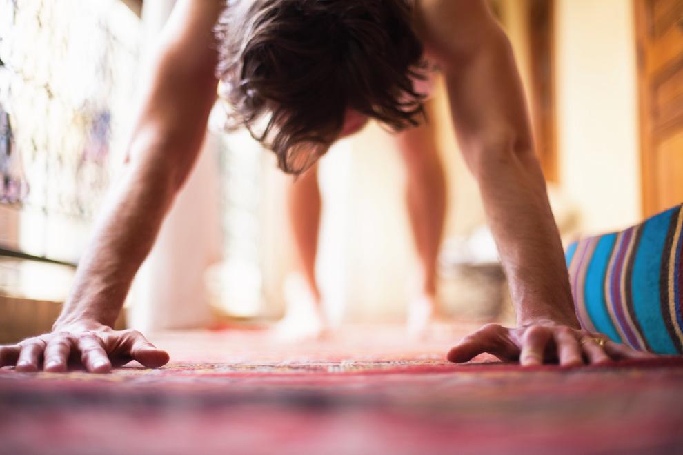 hombre estirando en casa