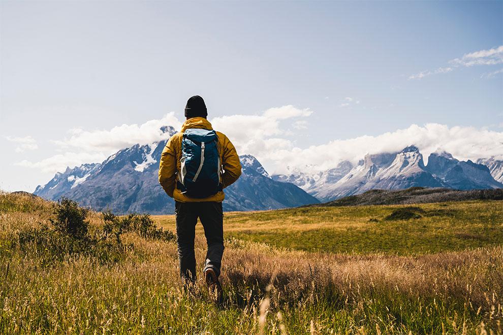 hombre dando un paseo en la naturaleza
