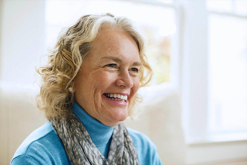 señora rubia sonriendo