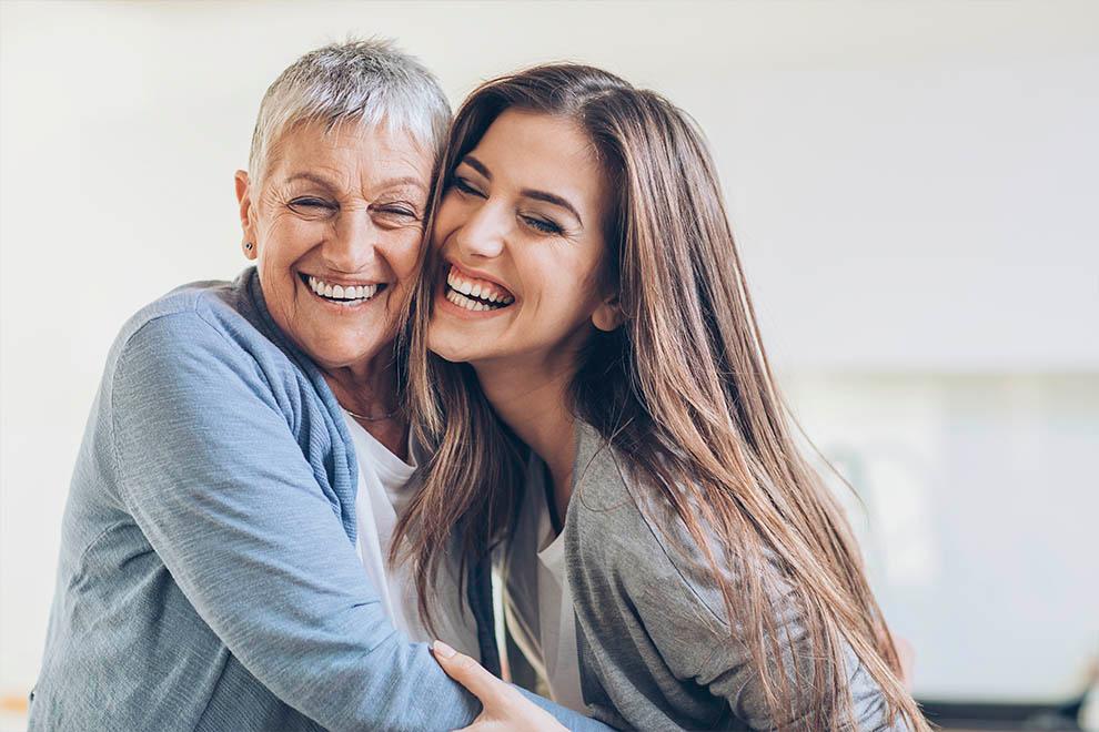 mujer mayor y chica joven sonriendo
