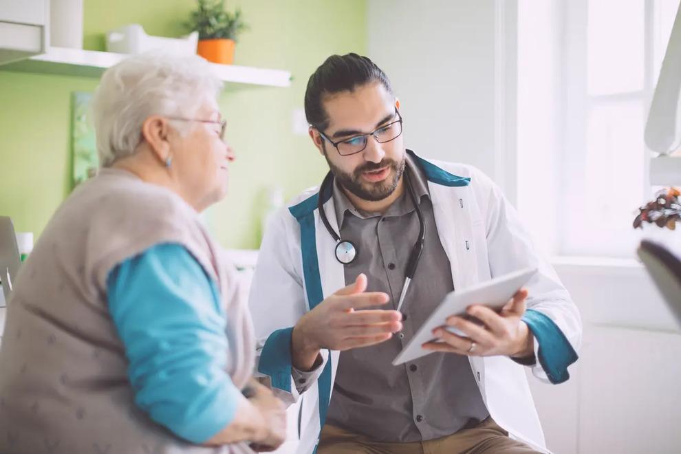 médico hablando con mujer mayor