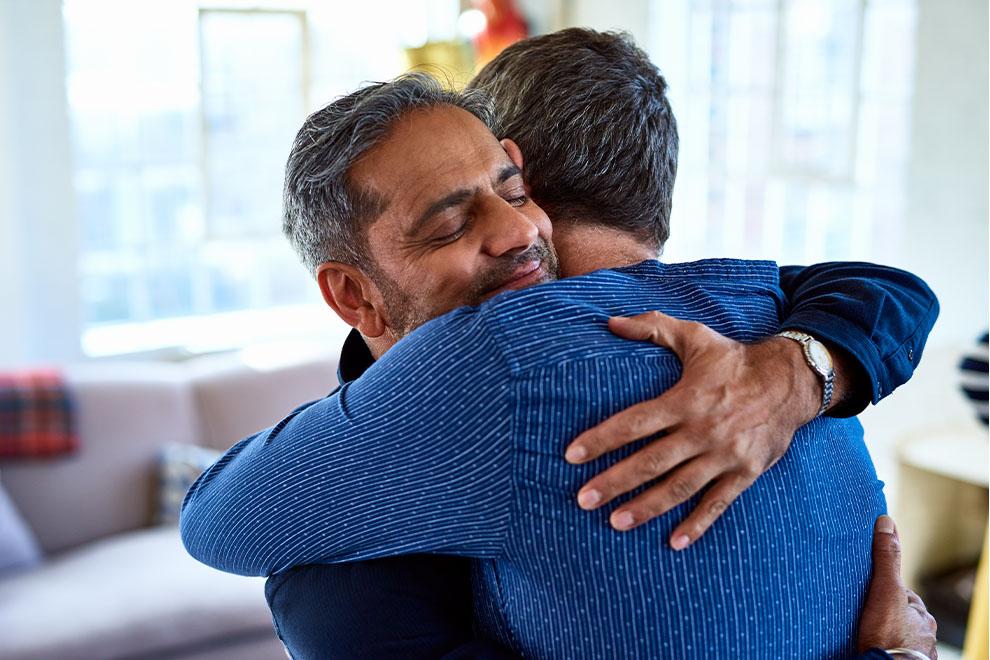 dos personas abrazándose