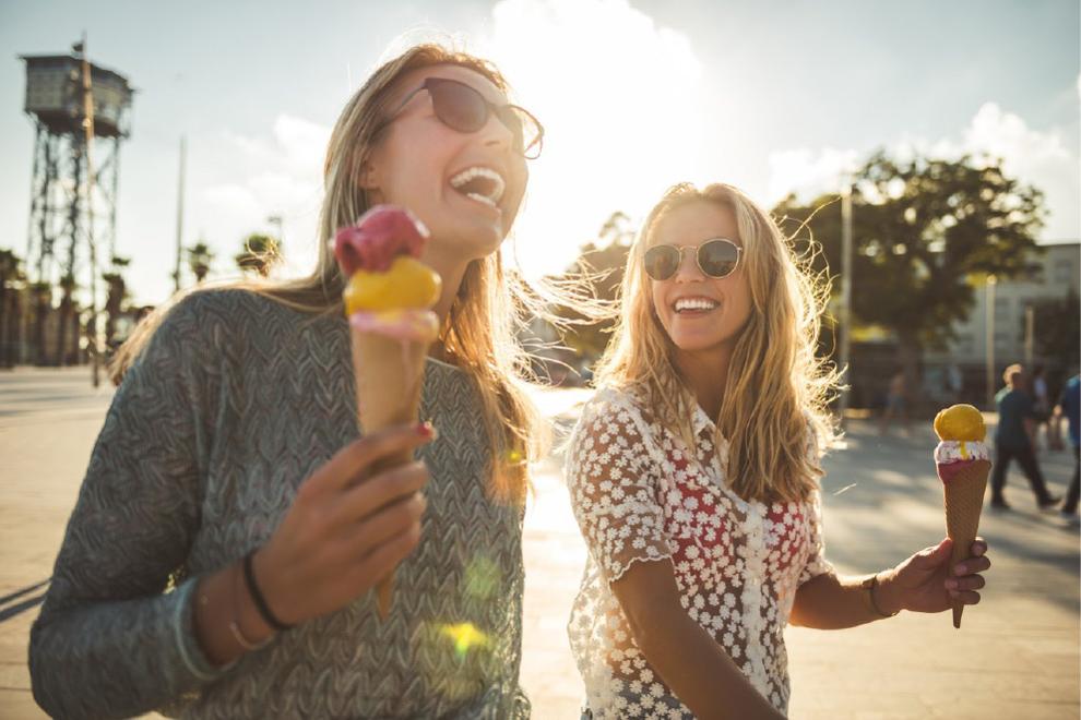 jóvenes comiendo un helado