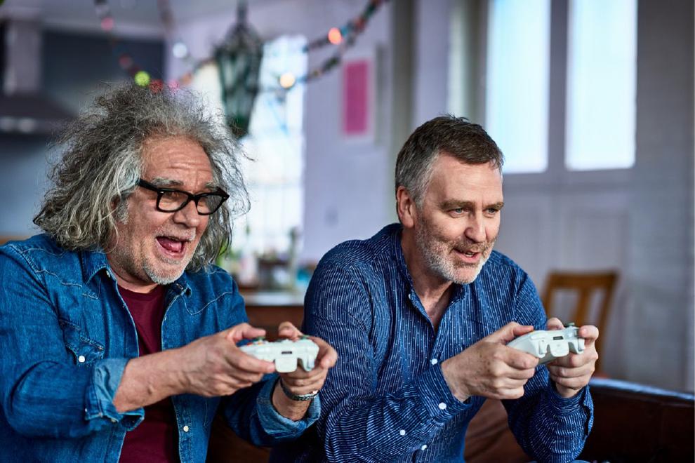 adultos jugando a videojuegos