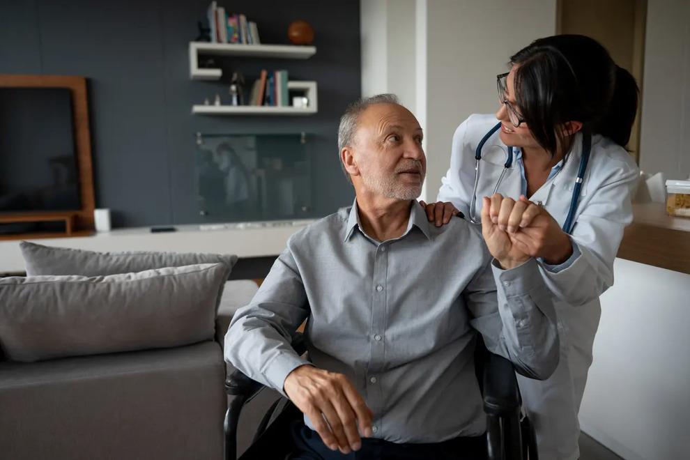 hombre en silla de ruedas