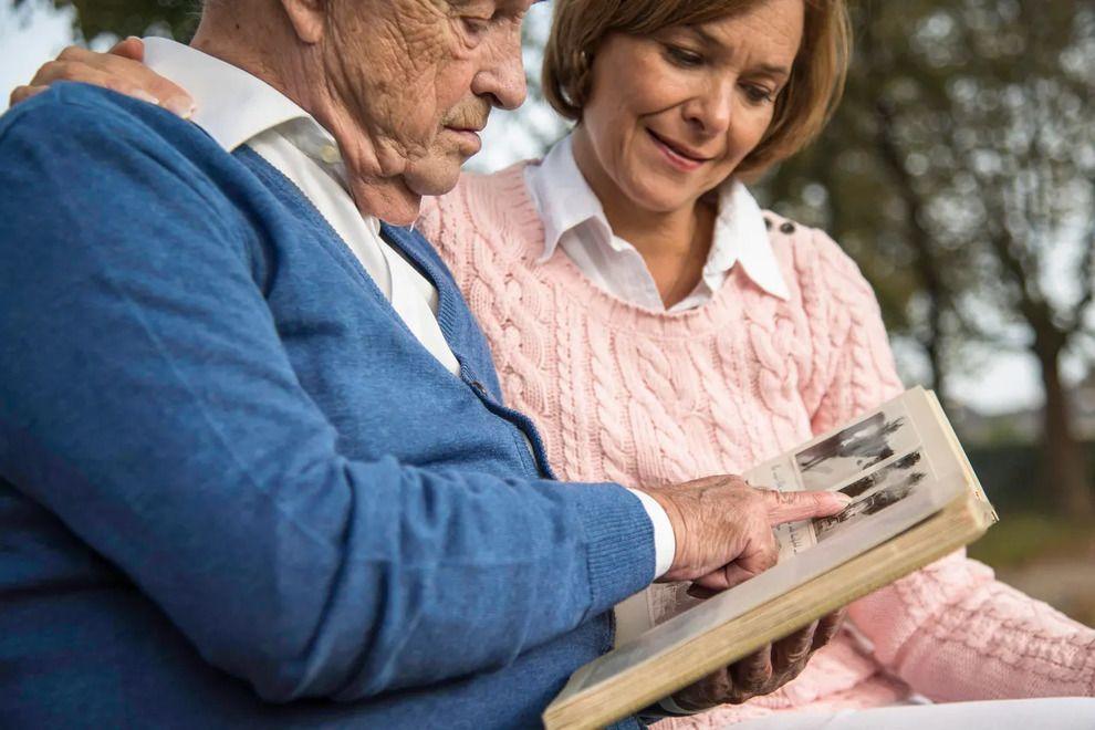hombre mayor mirando álbum