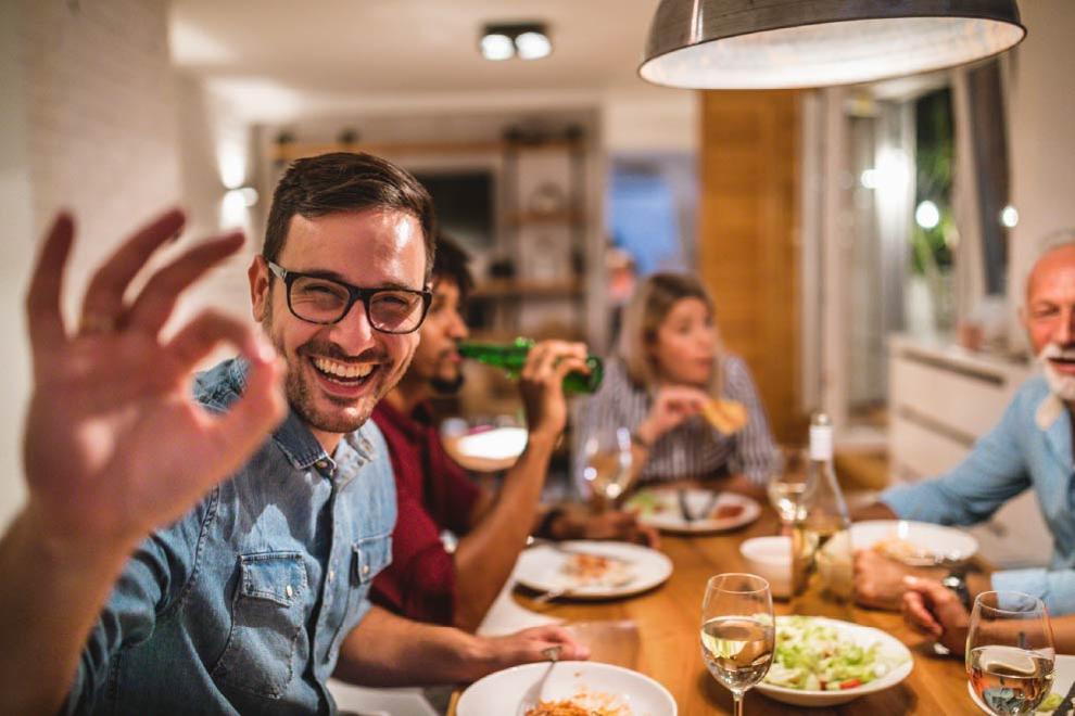 Personas comiendo y bebiendo