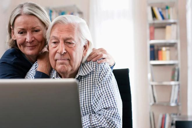 Pareja mayor usando un portátil