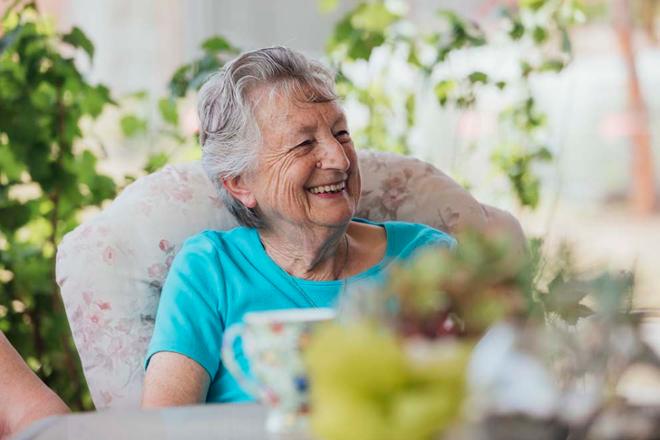 mujer mayor sentada en una residencia