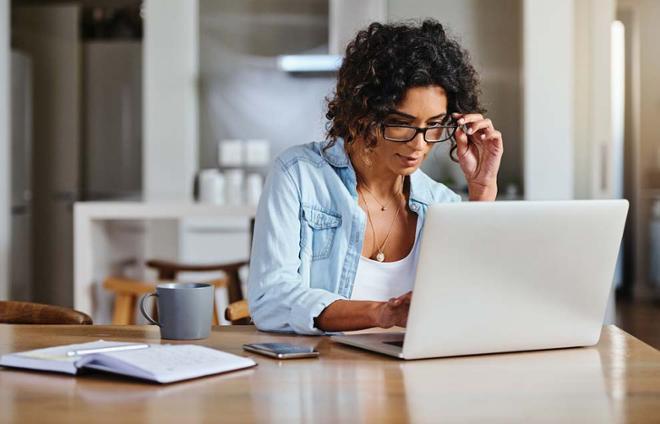 mujer trabajando en el ordenador
