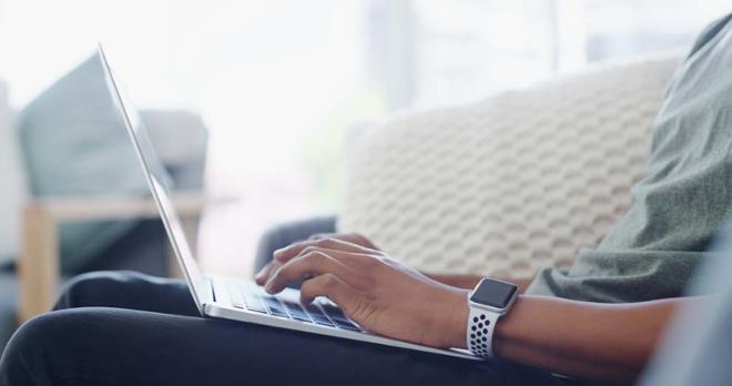 persona tecleando un portatil