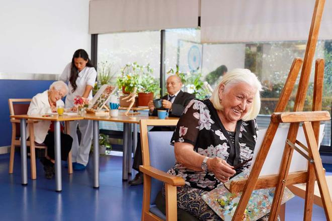 personas mayores en clase de arte