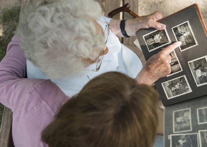 ancianas mirando fotografias antiguas