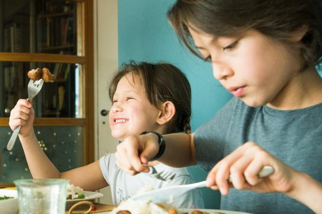 niños comiendo plato saludable