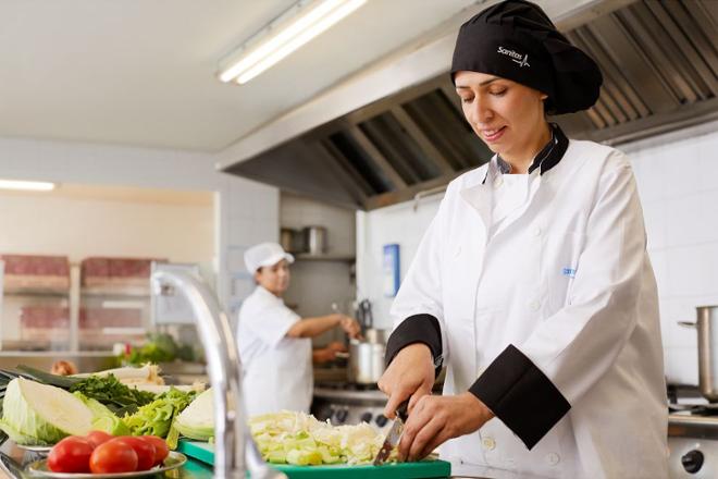 mujer trabajando en la cocina de una residencia